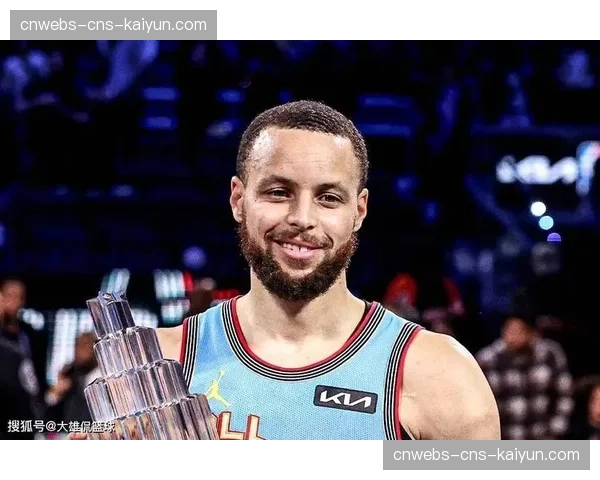 特写：库里在麦迪逊广场花园命中第3500记三分，比赛暂停致敬